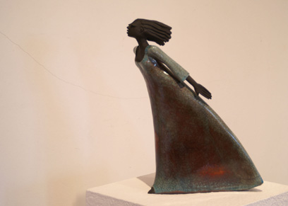Raku Figur: Im Sturm von Margit Hohenberger