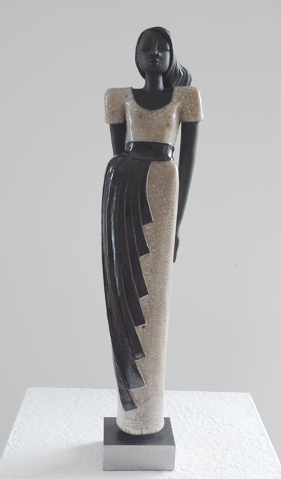 Carla, Raku-Figur von Margit Hohenberger