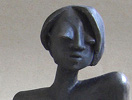 Sitzende Raku Figur von Margit Hohenberger