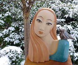 Keramikbüste im Winter von Margit Hohenberger