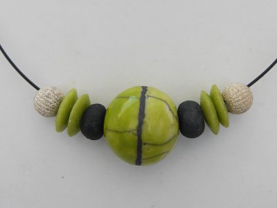 Grüne Raku-Kugel. Keramik-Schmuck mit Duncan Glasur