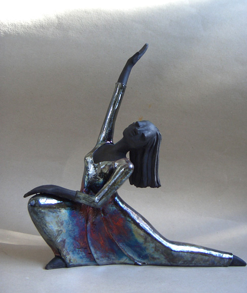 Raku-Figur Feeling the Flashdance Moves von Margit Hohenberger