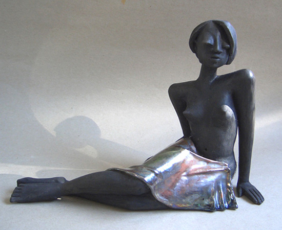 Sitzende Figur, Raku Keramik von Margit Hohenberger
