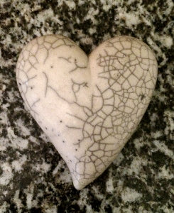 Raku Keramik Herz auf Granitplatte
