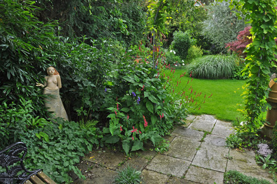 Gartenmaedchen mit Blick in den Garten von Rainer Schlipf Gartenmaedchen mit Blick in den Garten von Rainer Schlipf