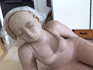 Frau am Pool – Keramikfigur