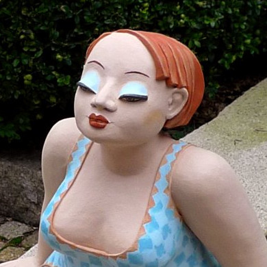 Gartenfigur Olga – Gartenkeramik