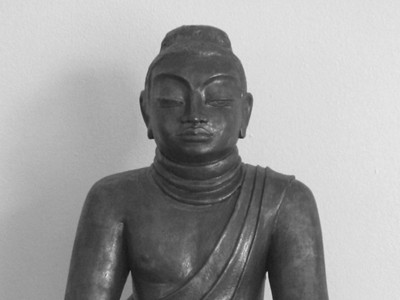 Buddha sitzend aus Keramik
