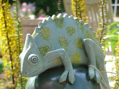 Chamäleon – Tierfigur auf Kugel