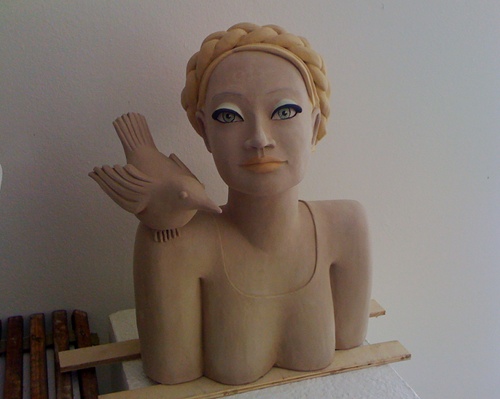 Frau mit Vogel