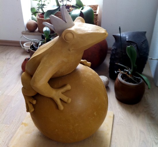 Froschkönig für den Garten auf einer Kugel Froschkönig für den Garten auf einer Kugel