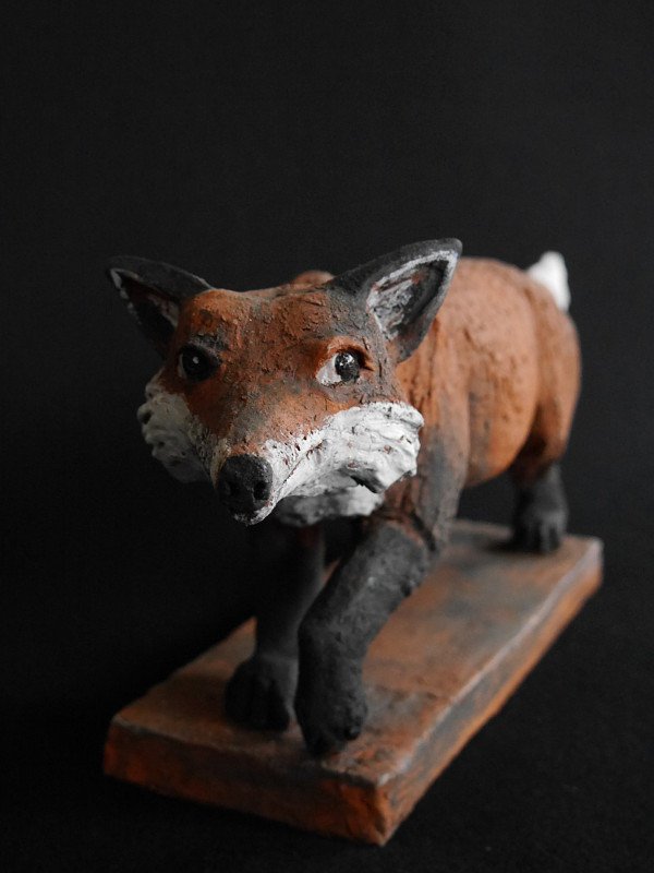 Fuchs Mikkel - Keramikfigur mit Schmunzeln im Gesicht