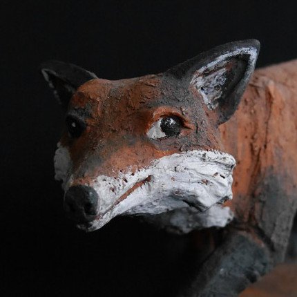 Keramik Fuchs: Tierfigur Mikkel lächelt ertappt