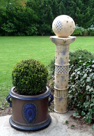 Garten gestalten mit Gartensäule und Buchsbaum