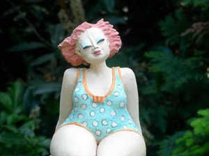 Die Schöne auf der Erbse – Gartenfigur auf Kugel