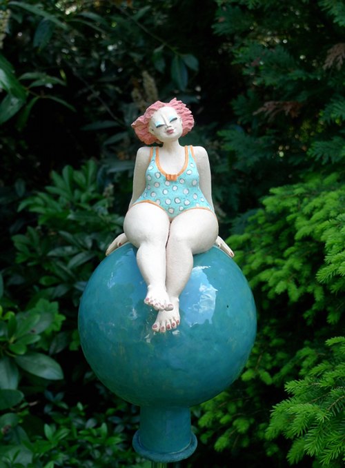 Gartenfigur auf Gartenkugel