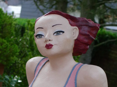 Gartenfigur mollige Frau in Pink!
