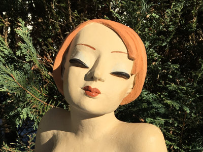Gartenfigur sitzendes Mädchen