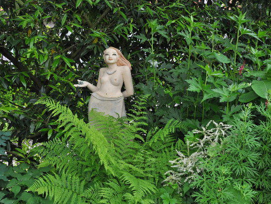 Gartenkeramik Gartenmädchen im Grünen