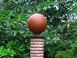 Kleine Gartensäule mit Kugel