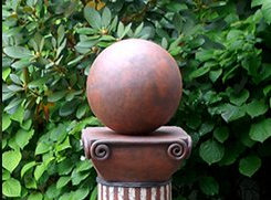Gartensäulen in grau/blau und rot