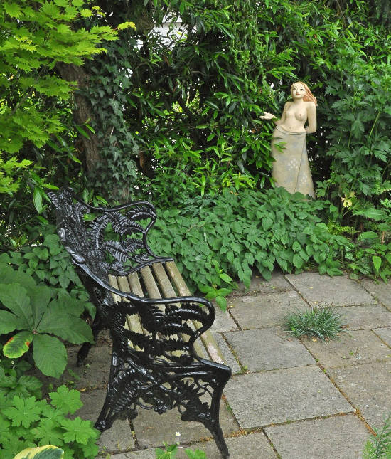 Ein Gartenmädchen, Gartenskulptur im Grünen Ein Gartenmädchen, Gartenskulptur im Grünen