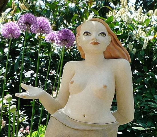 Gartenmädchen im Grünen – Gartenskulptur