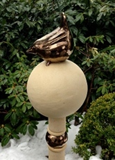 Gartenstele Spitze Zaunkönig auf Kugel