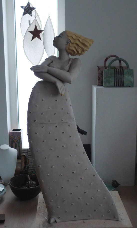 große Frauenskulptur