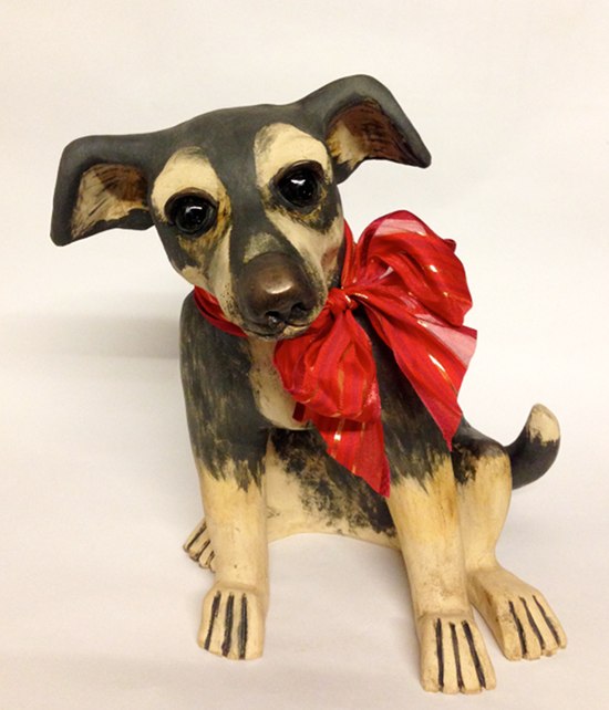 Hundefigur Trevor – mit Schleifchen aus Ton