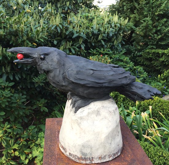 Keramik Rabe im Garten Keramik Rabe im Garten