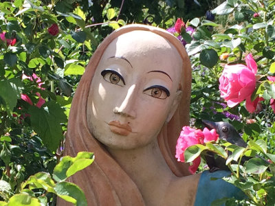 Frauenbüste im Rosengarten