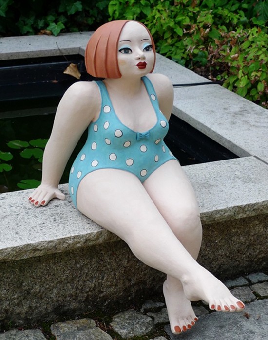 Keramikfigur Luise mit neuer Frisur am Teich