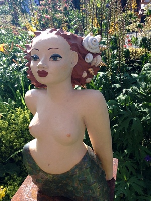 Gartenkeramik: Meerjungfrau mit Muscheln im Haar
