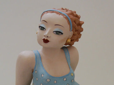 Millie – Keramikfigur im blauen Kleid