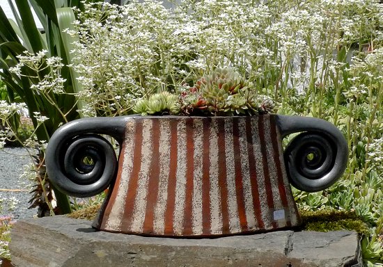 Neue Pflanzentöpfe aus Ton für den Garten