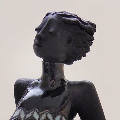 Skulptur Frau im neuen Kleid