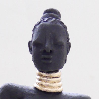 Prinzessin mit goldenen Halsreifen