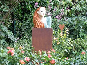 Das Rosenmädchen – eine Keramik Büste