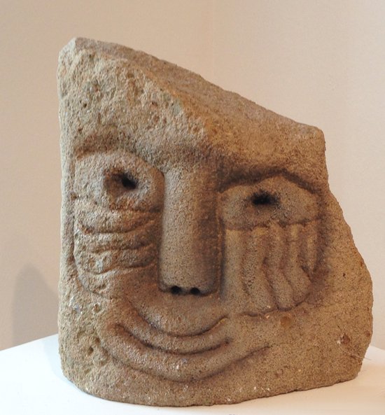 Sandsteinkopf: Skulptur von Marion Lucka 
