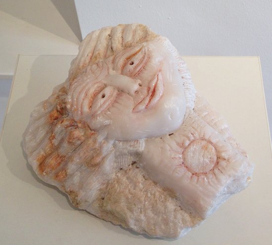 Skulptur von Marion Lucka: Sonnengesicht (Marmor)