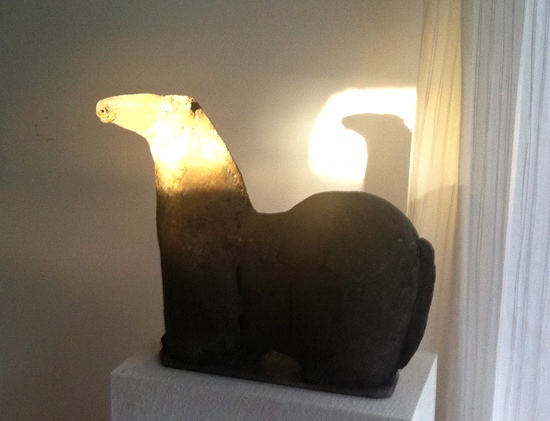 Keramikpferd von Claus Tittmann im Sonnenstrahl
