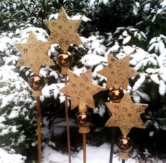 Weihnachtssterne im Garten - Dezember 2011 - Keramik von Margit Hohenberger Weihnachtssterne im Garten - Dezember 2011 - Keramik von Margit Hohenberger