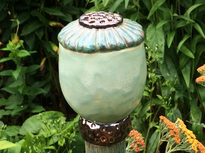Witzige Gartenstecker mit Mohnkapsel aus Ton