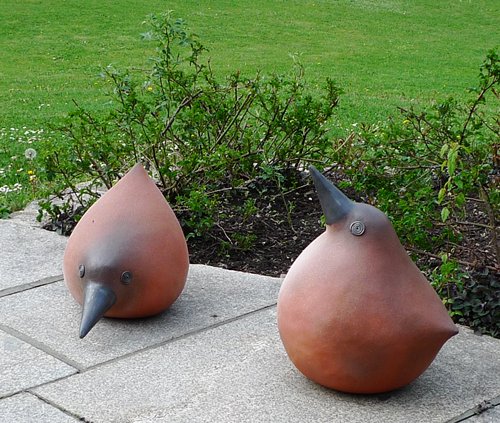 Zwei Kunst Vögel auf der Terrasse