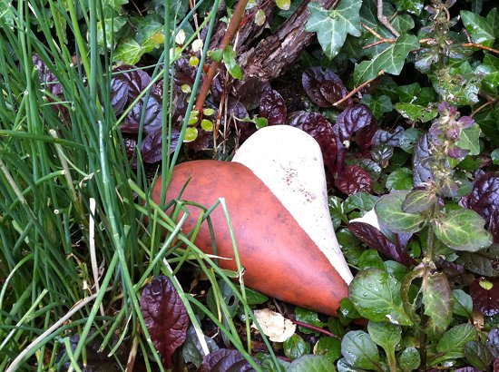 Gartendeko Herz aus Ton bzw. Keramik