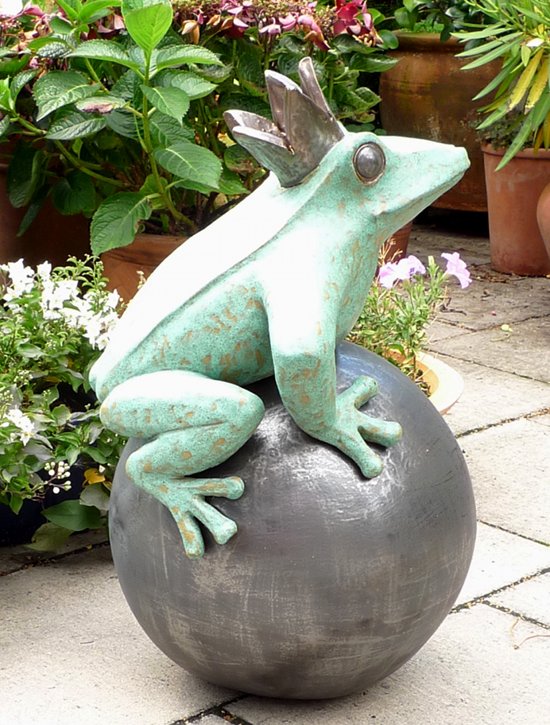 Der Keramik-Froschkönig auf unserer Terrasse in Hof.