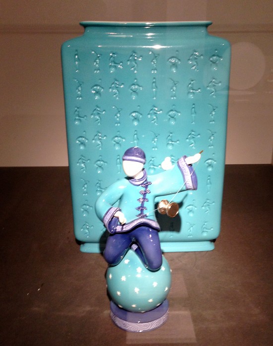 Chinesischer Gaukler und Vase von Jean Boggio bei Franz Chen - Porzellanikon 2012