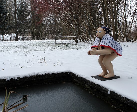 Die Schwimmerin im Schnee mit Badetuch