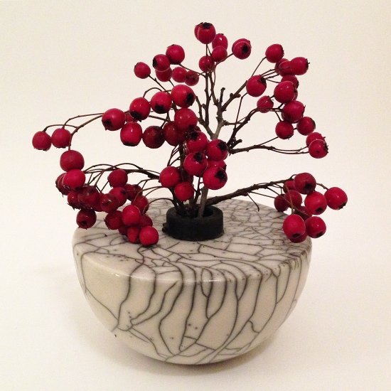 Vase Keramik in Raku mit roten Beeren